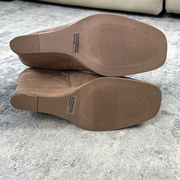 New Dolce Vita Rupart Wedge Ankle Bootie Faux Suede Truffle Tan Sz 12 - Picture 9 of 12